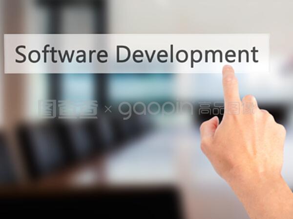 軟件開發 在模糊的背板上按下一個按鈕